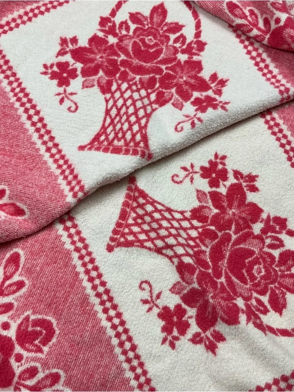 Vintage 1960s pink and cream reversible flower basket blanket 63 x 78